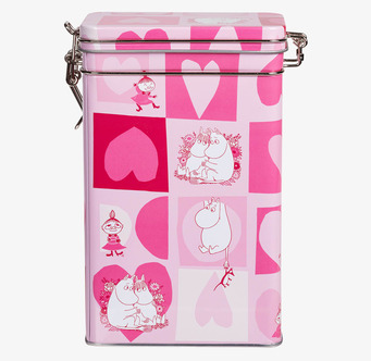 Bild av rosa plåtburk med Muminmotiv och hjärtan för kaffe