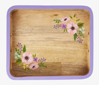 Bild av fyrkantig träbricka med lila kant och blommotiv