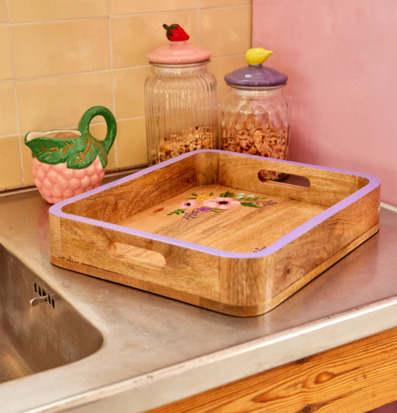 Bild av köksdetaljer i trä, keramik och glas med blommotiv