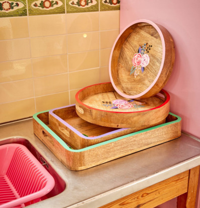 Bild på färgglad köksinredning med retro och träbrickor