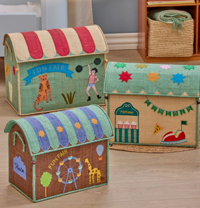 Bild av barnrum med färgglada förvaringshus och tivolimotiv