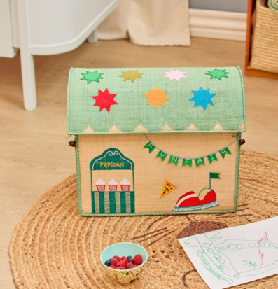 Bild på barnrum med lekfull förvaring och färgglada detaljer