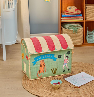 Bild av barnrum med lekfull förvaring och naturnära detaljer