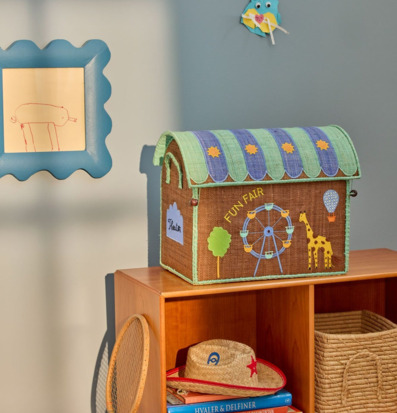 Bild av barnrum med hylla, plåtburk och lekfulla detaljer