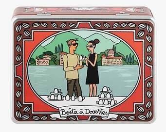 Bild på dekorativ plåtburk för kaffedosetter i köksmiljö