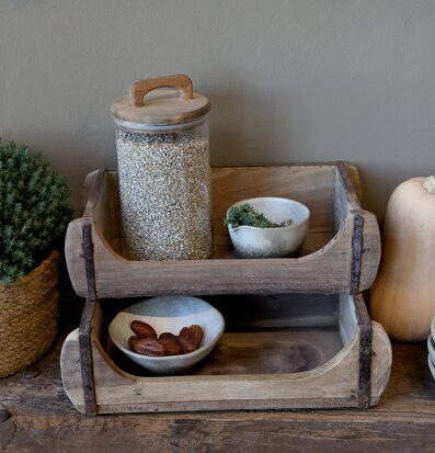 Bild på rustika förvaringslådor och naturmaterial i kök