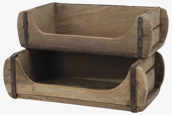 Bild av staplade rustika förvaringslådor i trä och metall