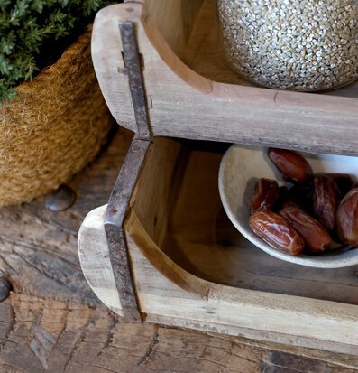 Bild med rustika förvaringslådor och naturliga materialval