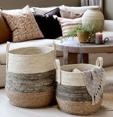 Bild på harmoniskt vardagsrum med stilfulla förvaringskorgar