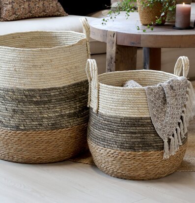 Bild på harmonisk inredning med korgar och naturnära detaljer