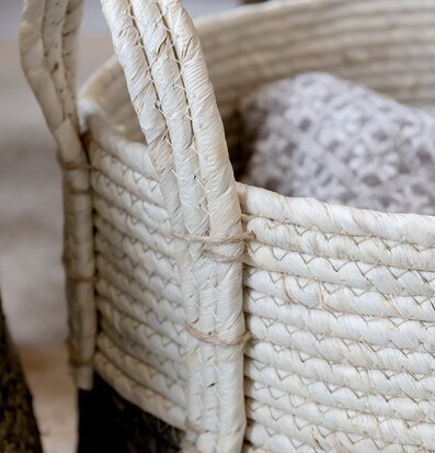 Bild på flätad förvaringskorg med handtag i naturmaterial