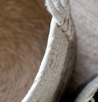 Bild på närbild av rustik förvaringskorg i naturmaterial