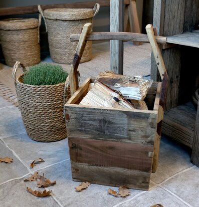 Bild av harmonisk inredning med rustika korgar och naturmaterial