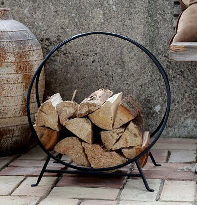 Bild av stilfull vedförvaring i rustik och harmonisk miljö