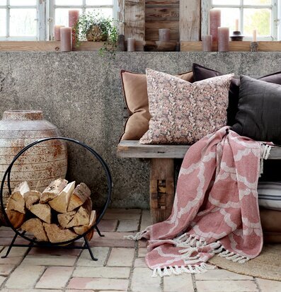 Bild av rustikt hörn med lantlig inredning och varm atmosfär