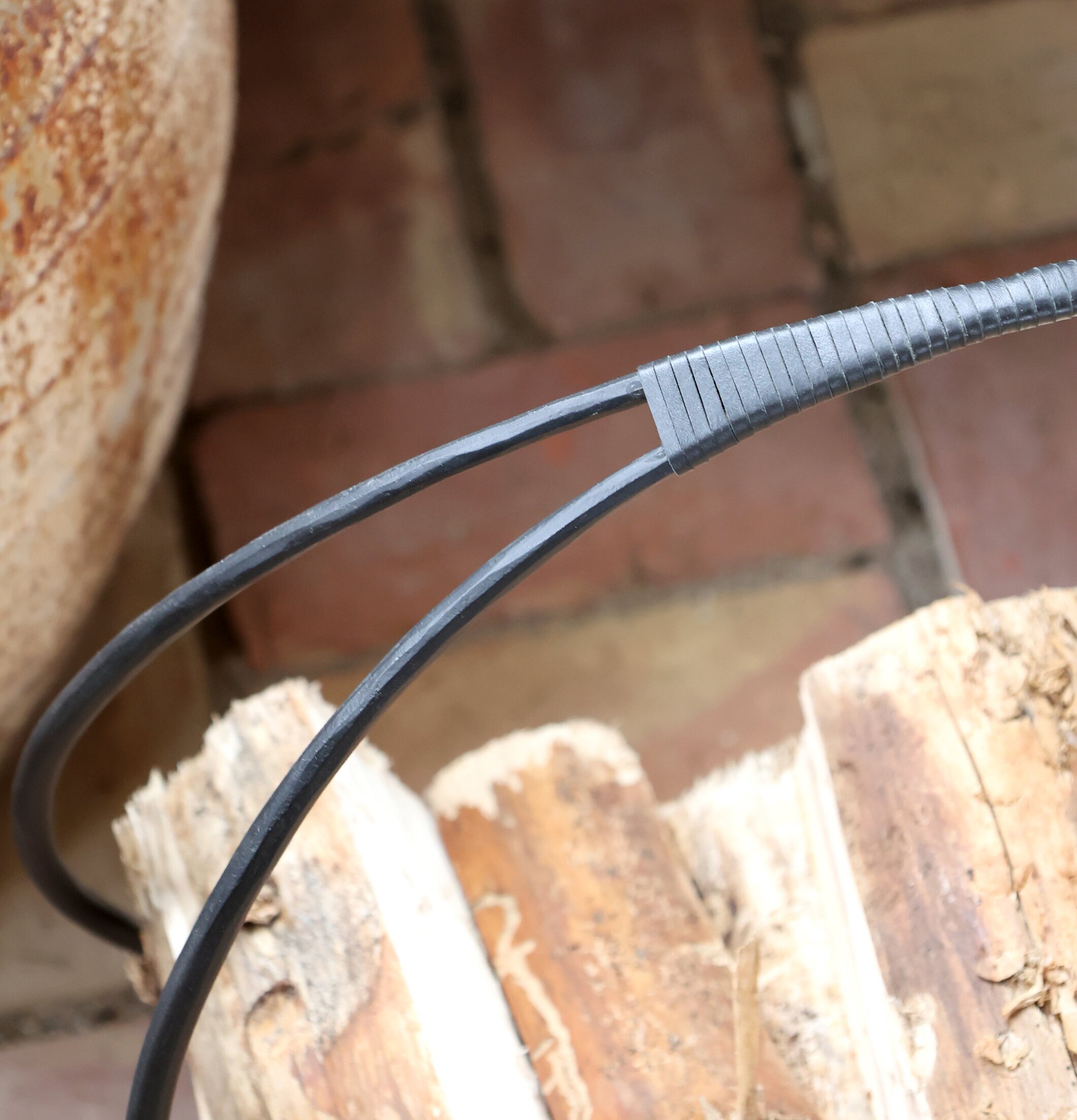 Bild av robust förvaringsställ i antiksvart metall och trä