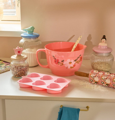 Bild på färgglatt kök med burkar, bakredskap och hemtrevnad