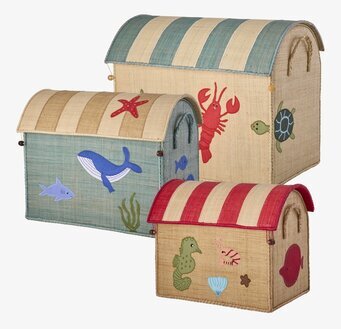 Bild av tre marina förvaringshus i vävt naturmaterial