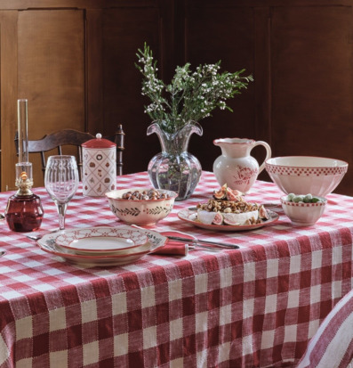 Bild av juldukning med rödvitrutig duk och dekorativ plåtburk