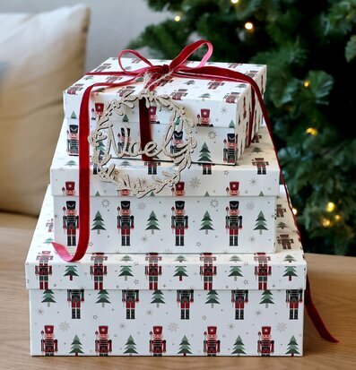 Bild: Julig inredning med staplade askar och nötknäppare