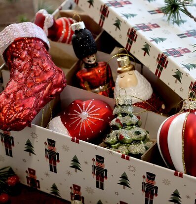 Bild på julig förvaringsask med nötknäppare och dekorationer