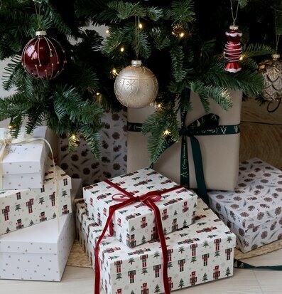 Bild av julgran med prydnader och vackra nötknäpparaskar