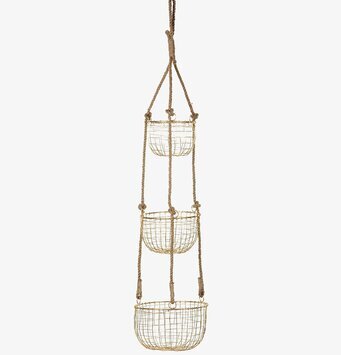 Bild på hängande metallkorgar i guld med rep och tre nivåer