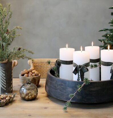 Bild av juldukning med glasburk, blockljus och naturtema