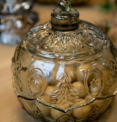 Bild på dekorativ glasburk med reliefmönster och olivgrön ton