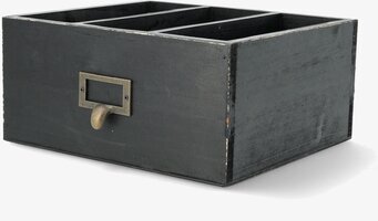 Bild på svart trälåda med fyra fack och mässingsdetaljer