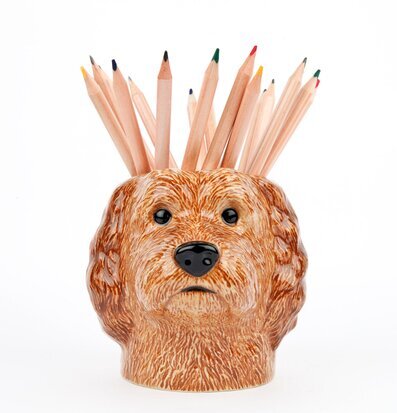 Bild på keramikburk formad som cockapoo med färgpennor