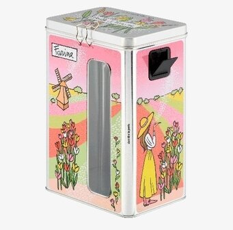 Bild på dekorativ plåtburk med blommor, fönster och etikett