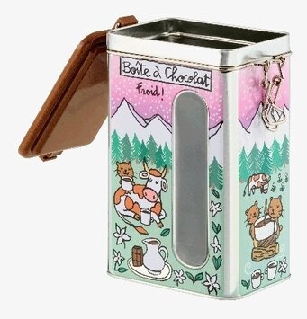 Bild av färgglad lantlig plåtburk med fönster och kor i kök