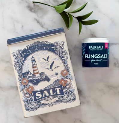 Bild av dekorativ plåtburk för salt i stilren kustmiljö