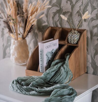 Foto: Träförvaring i stilleben med bok och textil