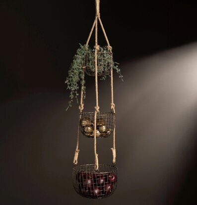 Foto: Hängande metallkorgar i mässing med frukt