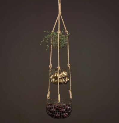 Foto: Hängande korgar i antik mässing med frukt