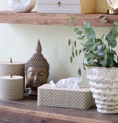 Foto: Mönstrade förvaringsaskar och burkar på hylla