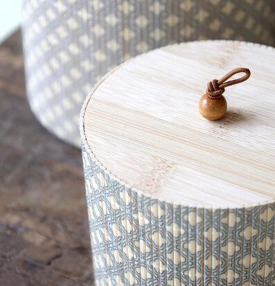 Foto: Rund plåtask med trälock och blågrått mönster