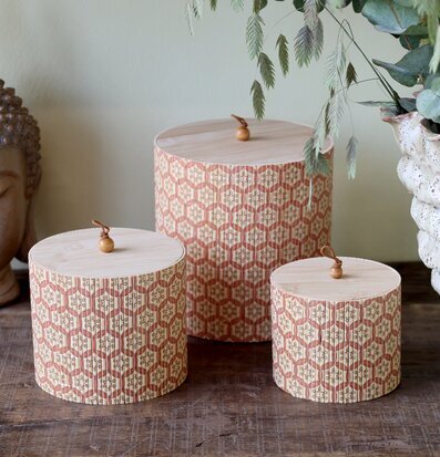 Foto: Tre korallmönstrade förvaringsaskar med lock