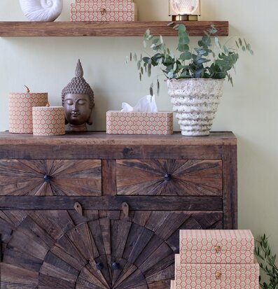 Foto: Plåtaskar i korallmönster på rustik möbel