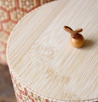 Foto: Rund förvaringsask med lock och läderögla