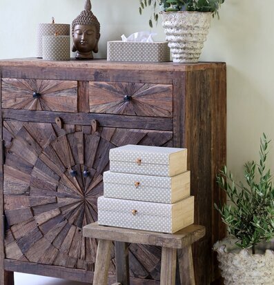 Bild: Mönstrade förvaringsaskar i stilfull hörna