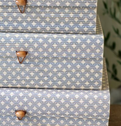 Foto: Blåvita förvaringsaskar med träknoppar set/3