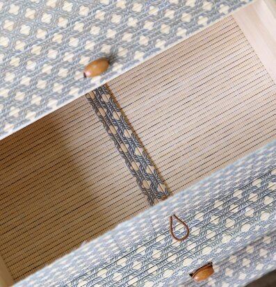 Foto av blåmönstrad förvaringsask med fack och lock