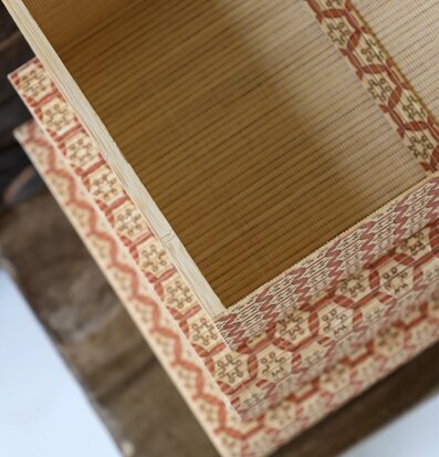 Foto: Öppen förvaringsask med korallmönster närbild