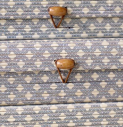 Foto: Staplade plåtaskar med blått mönster och träknopp