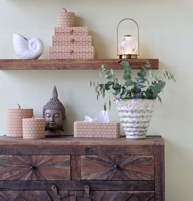 Bild: Mönstrade förvaringsaskar i varm inredningsmiljö