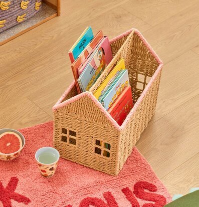 Foto: Husformad bokförvaring med barnböcker på matta
