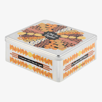 Foto: Fyrkantig plåtburk med snacks- och nötmotiv